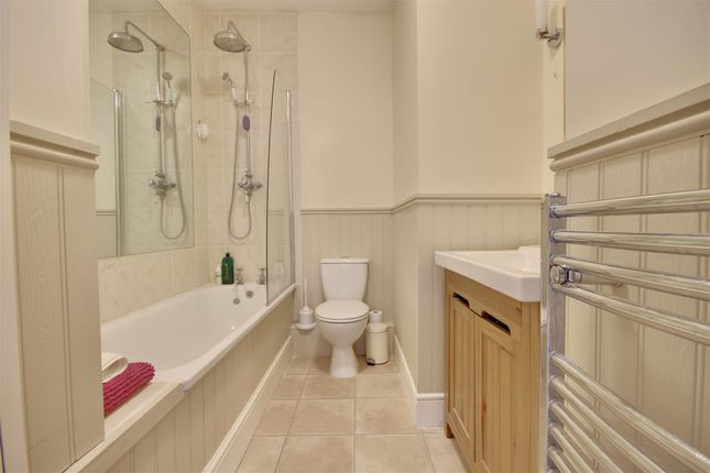 28 Marine Parade East, Lee-On-The-Solent photo 4