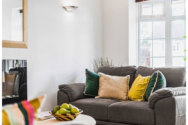 10, Darwin Close, Cheltenham photo 4