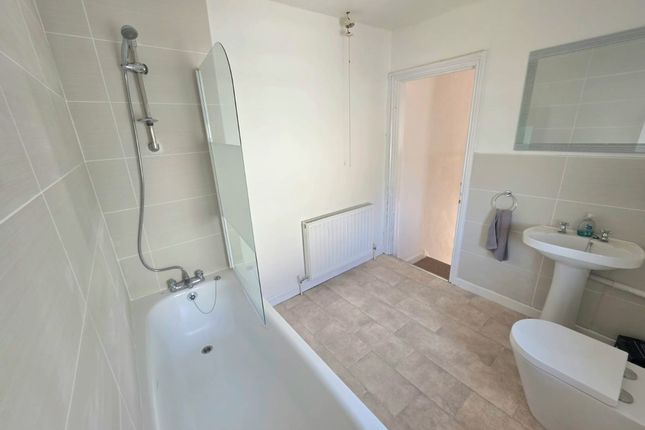 2 Davies Street, Barry photo 3