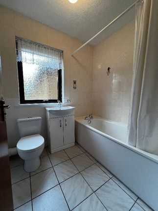 Flat to rent in Castle Gait, Paisley, Renfrewshire