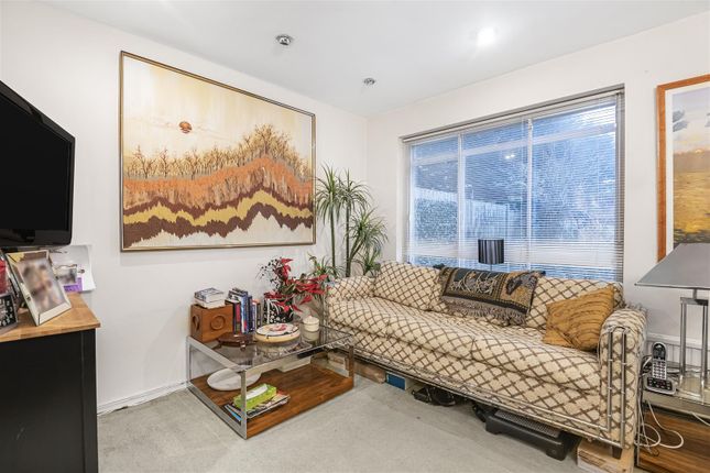 3 Warwick Gardens, Barnet photo 3