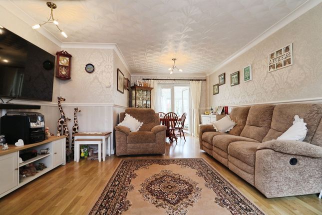 32, Arfonfab Crescent, Pontypridd photo 3