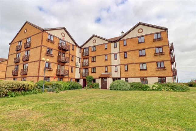 Thumbnail Flat for sale in Westminster Court, Connaught Gardens East, Clacton On Sea