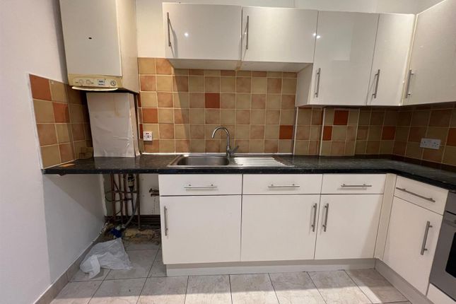 Flat 2, 137-139, Stoke Newington Road, London photo 3