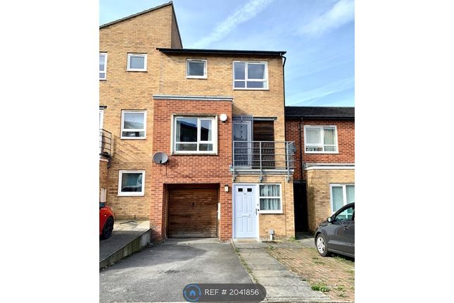 Thumbnail Terraced house to rent in Park Grange Court, Sheffield