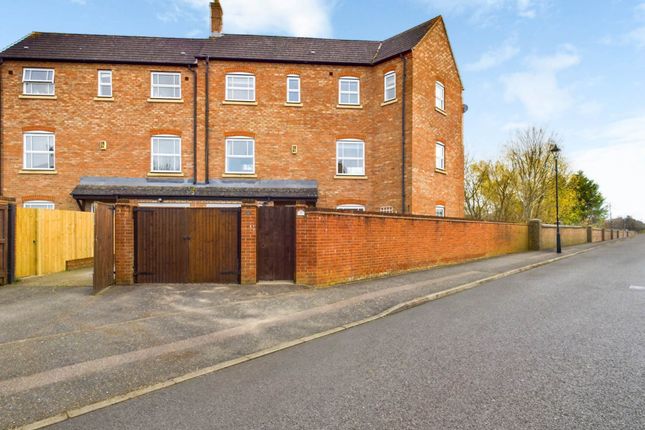 Thumbnail Town house for sale in Wedgewood Street, Fairford Leys, Aylesbury