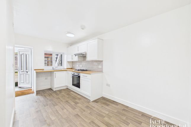Flat 2, 149 New Road, Chatham photo 3