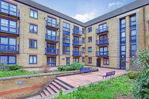 Thumbnail Flat to rent in Peninsula Court, Limeharbour, Marsh Wall, Canary Wharf, Cross Harbour, London