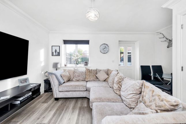 14 Clover Way, Royston photo 3