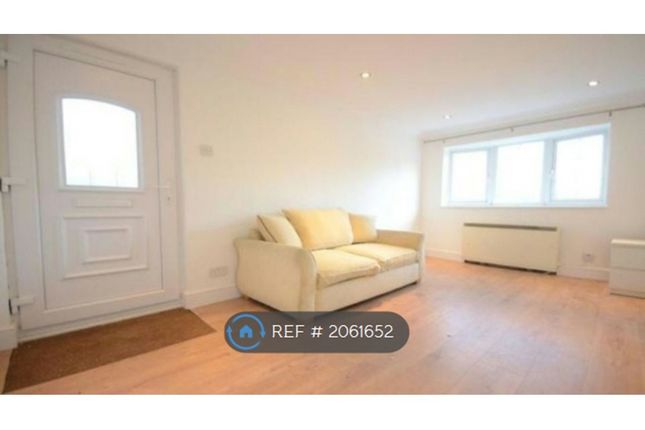 Flat to rent in Hawkesbury Drive, Calcot, Reading
