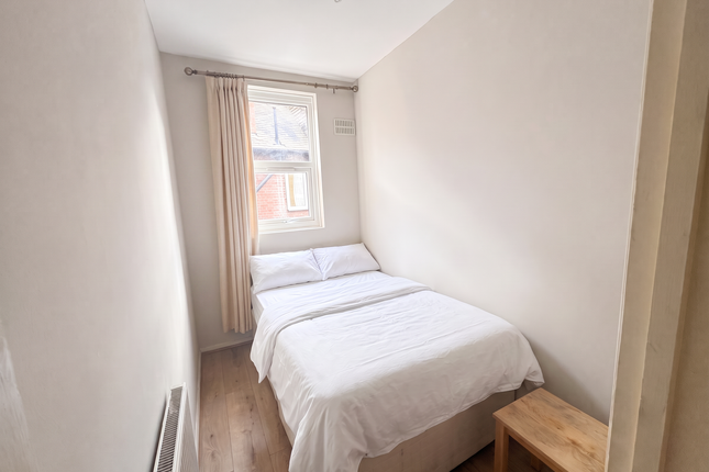 Flat 4 10,, Aldrington Road, London photo 2