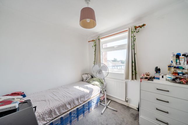 23, Dumbleton Close, Kingston upon Thames photo 4