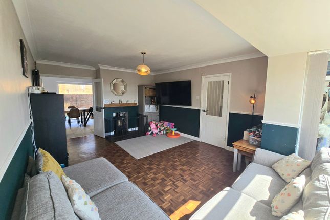 16 Woodside Avenue, Bridgend photo 3