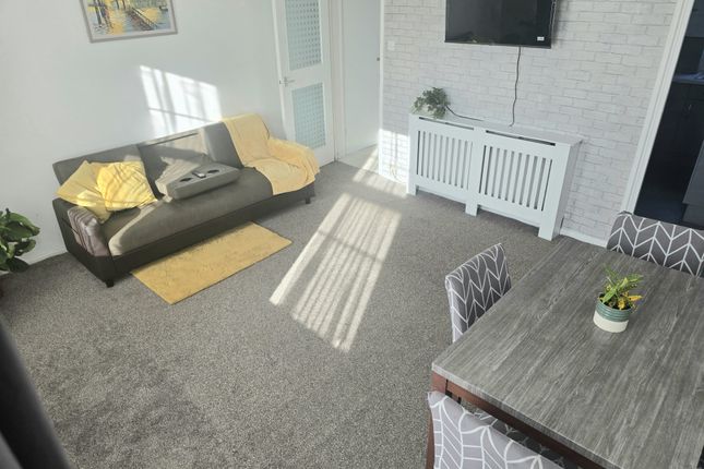 Flat 21, Hazelwood House, Evelyn Street, London photo 3
