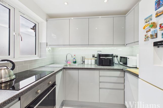 15 Roberts Drive, Aylesbury photo 2