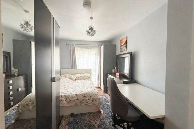 4 Clementine Court, Laburnham Close, Barnet photo 3