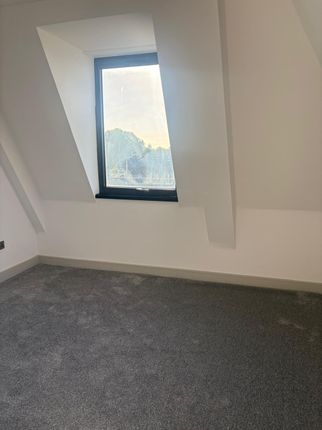 17, Athena House, Horley photo 4