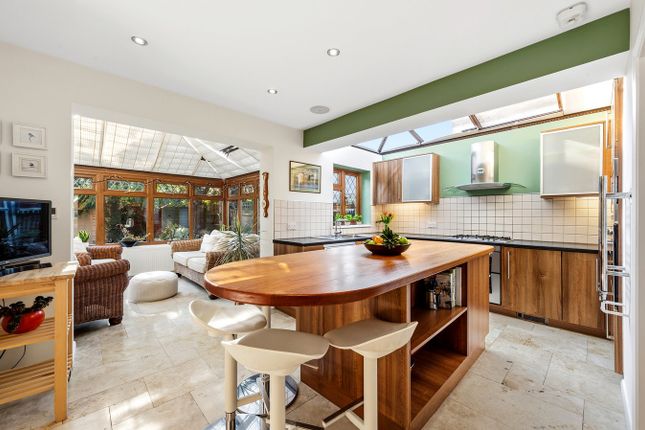 8, Ronneby Close, Weybridge photo 3