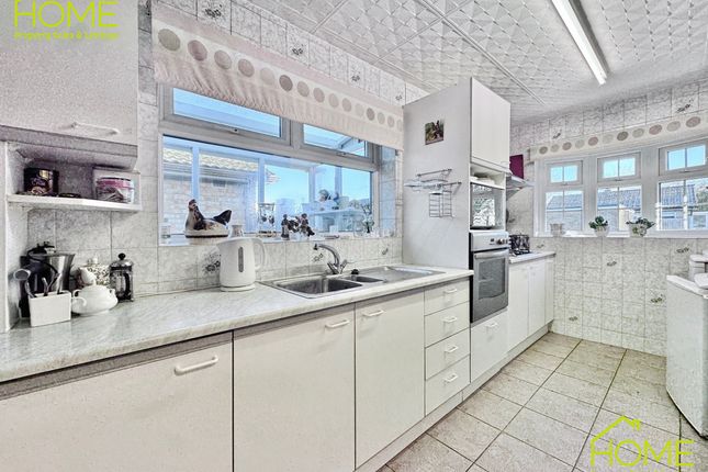 24 Bracken Dale, Leicester photo 3
