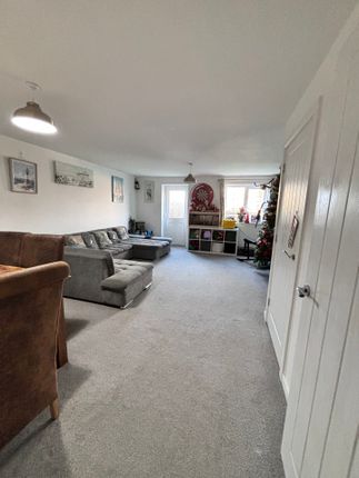 2 Battenberg Close, Romsey photo 4