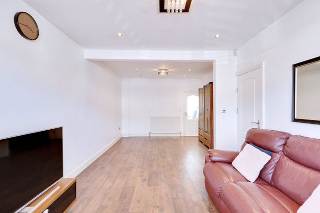 36, Brights Avenue, Rainham photo 4