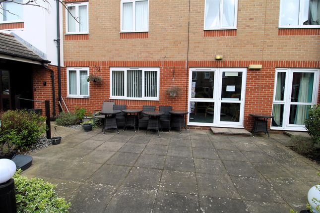 Flat for sale in Oakleigh Close, Swanley