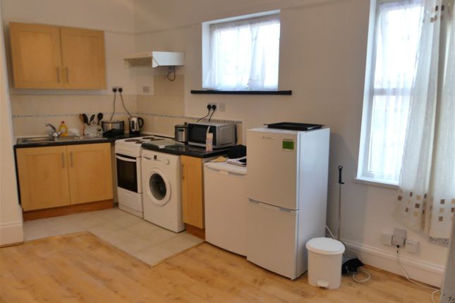 Flat to rent in Glebe Road, Bromley