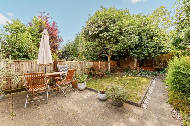 Flat 1, 31, Birkbeck Grove, London photo 2