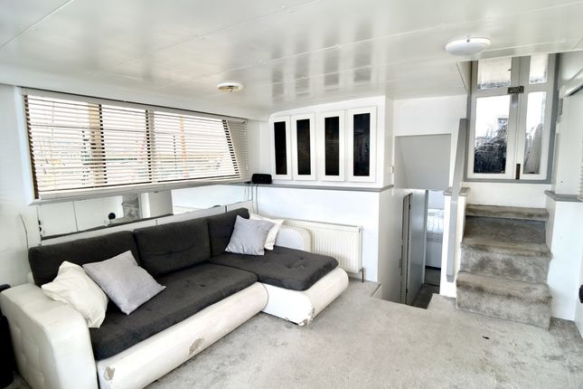Flat Mayfair Lady, PLOT 3, Oyster Creek Marina Point Road, Canvey Island photo 4