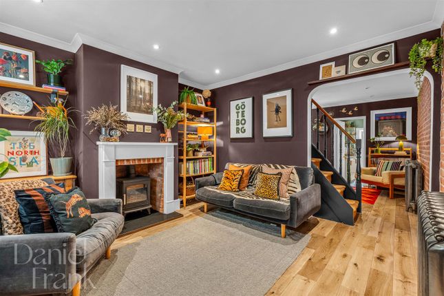 203, Smarts Lane, Loughton photo 2