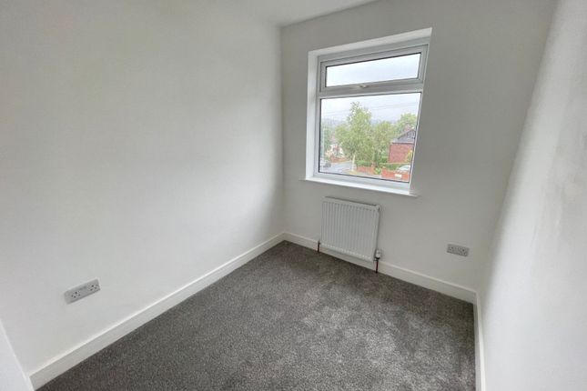 49, Hollin Park Mount, Leeds photo 2