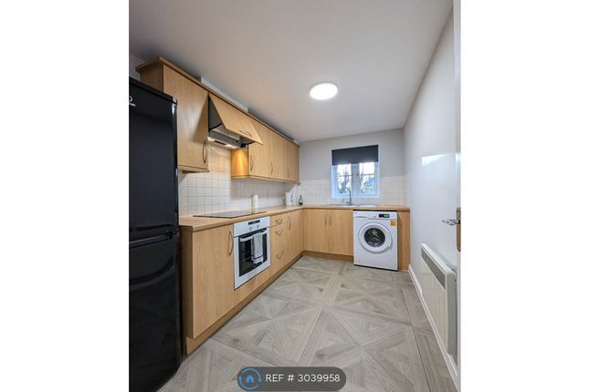 2-bed flat on Martingale Chase, Newbury, £695/mo