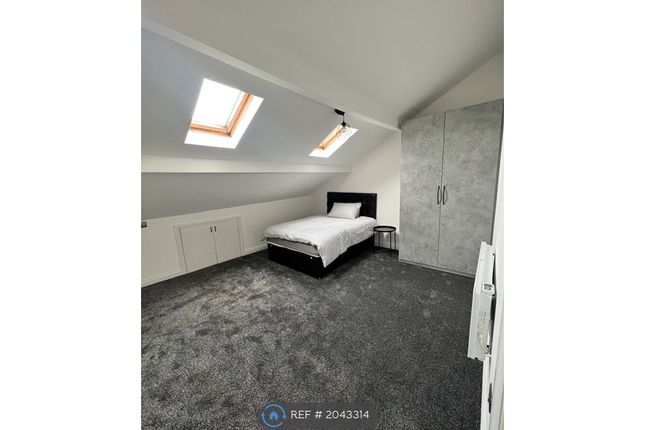 Room to rent in Lees Road, Oldham