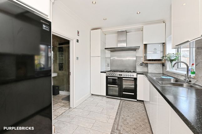 21, Lonsdale Avenue, Romford photo 4