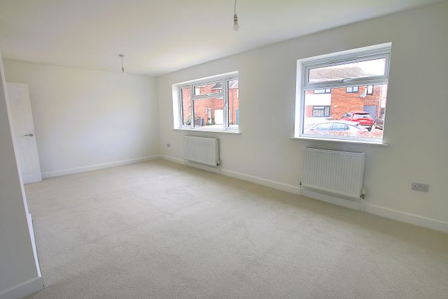 24, Chestnut Crescent, March photo 2