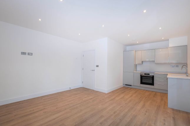Apartment 1, Foyle Court, Hollyfield Road, Surbiton photo 3