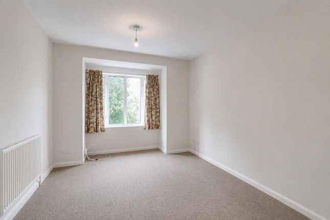 42, Stow Court, Cheltenham photo 3
