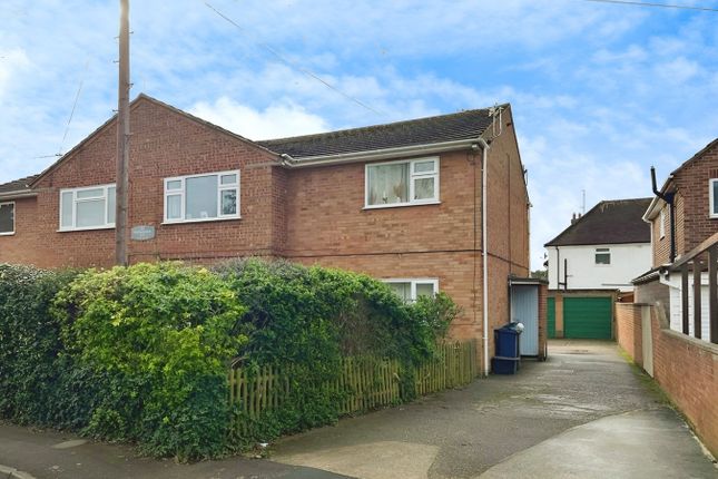Thumbnail Maisonette to rent in Cross Lanes, Chalfont St Peter