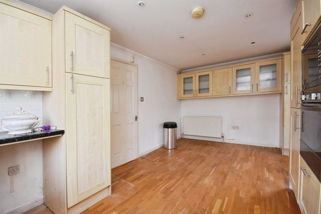 1, Ramsay Drive, Basildon photo 3