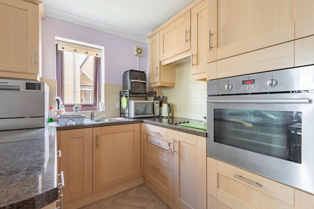 21 Meadow Court Links Road, Great Yarmouth photo 4