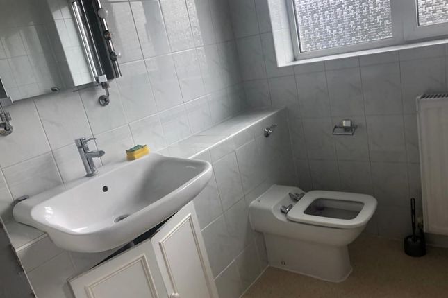 53, Castleview Garden, London photo 3