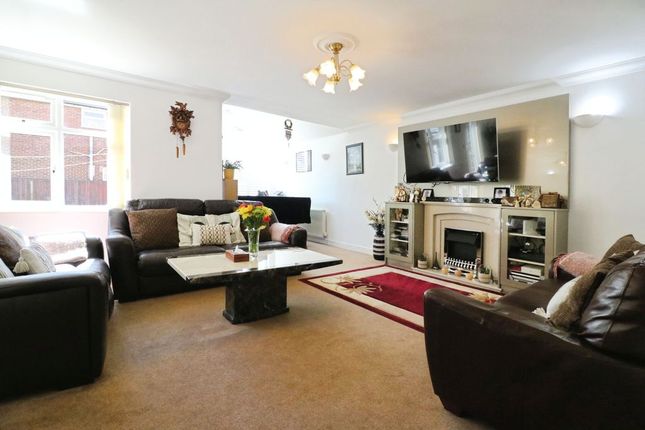 18, Cherry Avenue, Slough photo 3