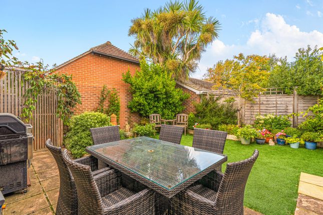 15 Holmwood Close, Chichester photo 4