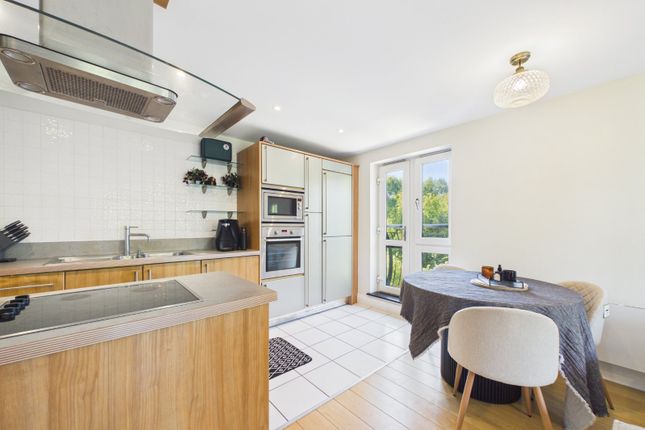 30, Luscinia View, Reading photo 4