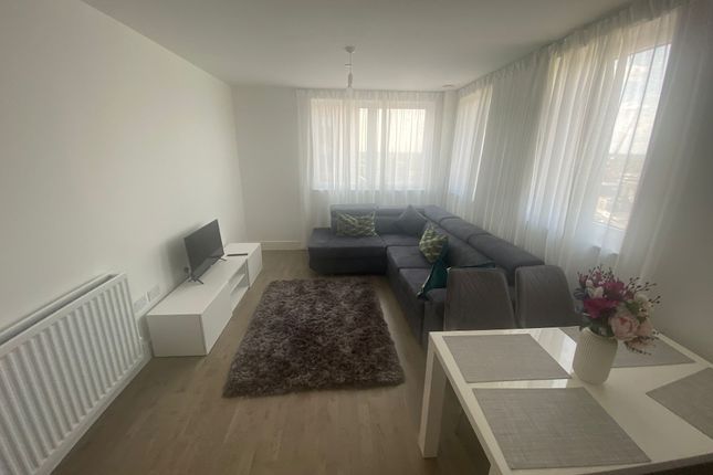 Flat to rent in Healum Avenue, Southall