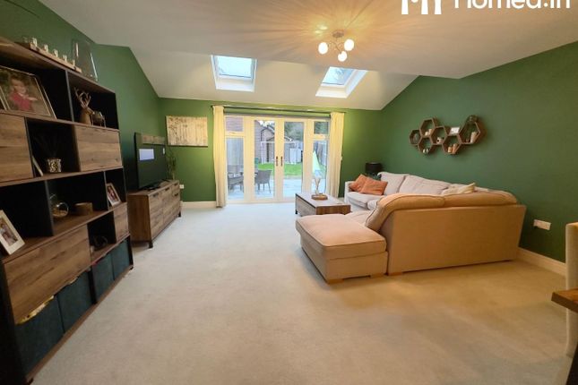 11, Kennard Crescent, Horsham photo 3