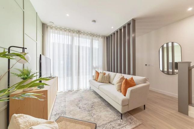 Town house to rent in Springpark Drive, Woodberry Down, London