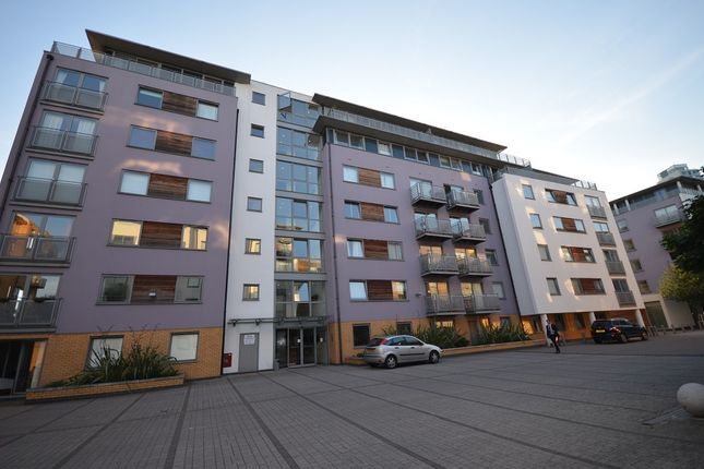 Duplex to rent in Deals Gateway, London