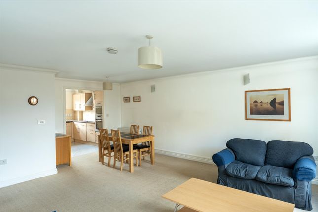 17 Raleigh House, Medina Gardens, Cowes photo 3