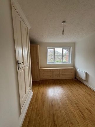 4, Fiddlers Close, Greenhithe photo 5